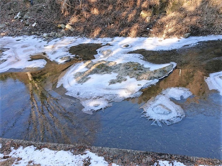 川も凍る21011003