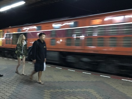 チュンポン駅列車通過2018