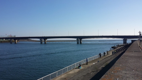 相模川河口　平塚港から湘南大橋間で釣りを楽しむ