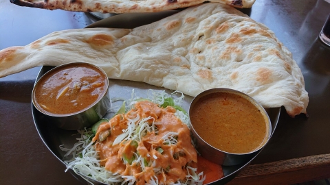 インド食堂　マハトマ 国道１２９号店　チキンカレーと野菜カレーのランチ