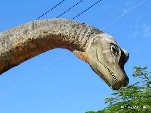 巨大な竜脚類の遊具がある具志宮城東公園