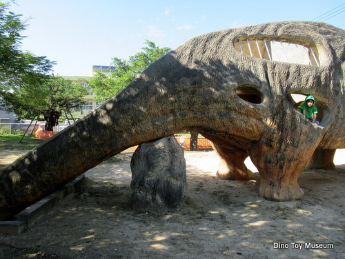 巨大な竜脚類の遊具がある具志宮城東公園