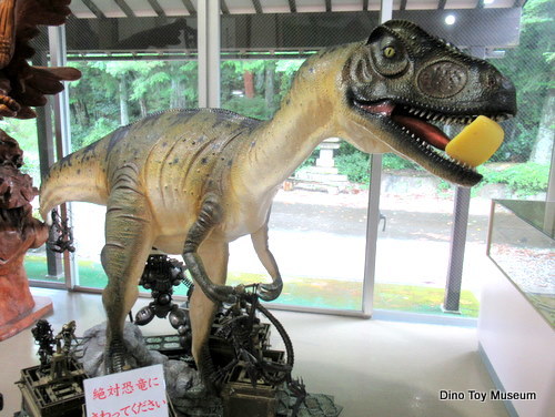 羽二重餅の古里、マエダセイカさんの工場直売所に恐竜が出現！