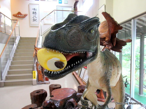 羽二重餅の古里、マエダセイカさんの工場直売所に恐竜が出現！