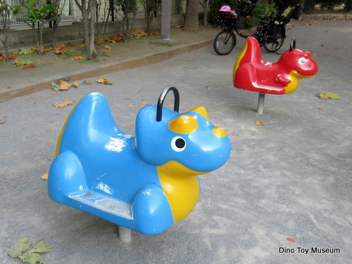 柳北（りゅうほく）公園に赤と青のかわいい恐竜スプリング遊具
