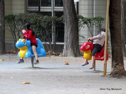 柳北（りゅうほく）公園に赤と青のかわいい恐竜スプリング遊具