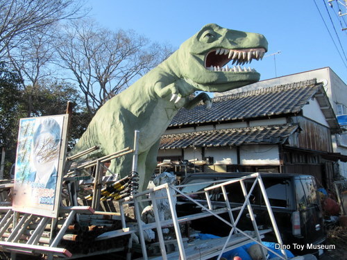 熊谷の道路脇の民家に大きな恐竜像がいる！？
