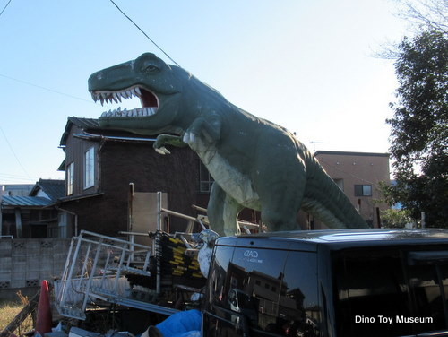 熊谷の道路脇の民家に大きな恐竜像がいる！？