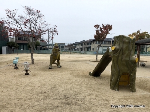 岡山県　芳泉(芳泉)中学校前のひばり公園にティラノサウルス