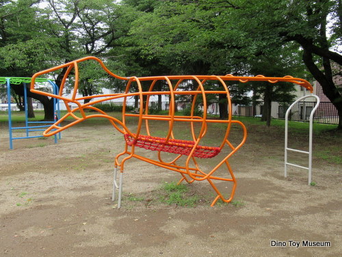 多賀谷城跡公園の２体の恐竜ジャングルジム