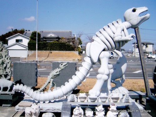 宮崎県にある石材流通センター三晃さんにいた石像恐竜の写真を、恐竜倶楽部の田村博さんからいただきました！