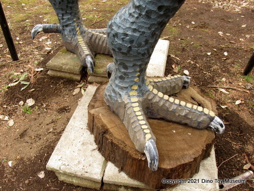 小山市の雑木林の中の「こどもひろば」に木彫りのティラノサウルスが出現
