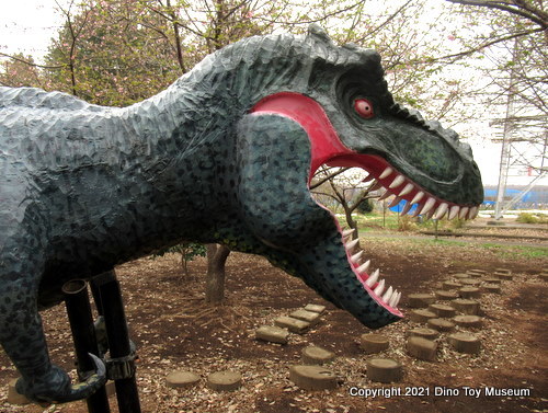 小山市の雑木林の中の「こどもひろば」に木彫りのティラノサウルスが出現