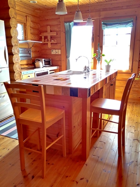 組み立てた木製カウンターチェアとアイランドキッチン