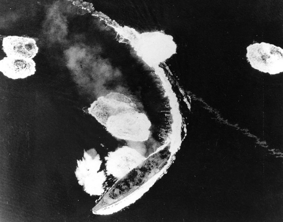 Japanese_battleship_Yamato_under_air_attack_off_Kure_on_19_March_1945_(80-G-309662).jpg