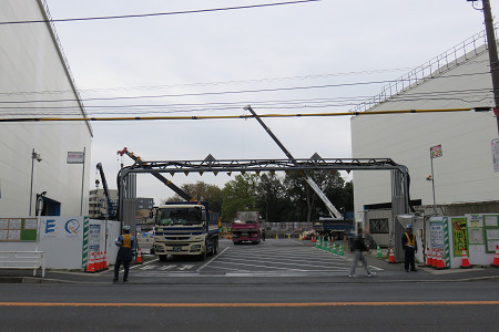 多くの工事車両が見られる新綱島駅付近