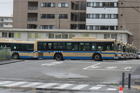 港北車庫内に並ぶ横浜市営バス