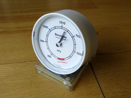 アナログ表示の気圧計