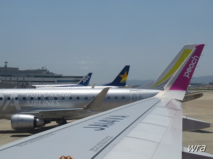 福岡空港で離陸を待つピーチMM283便