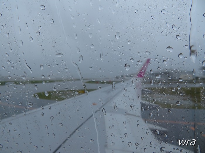 梅雨時の那覇空港は土砂降りに襲われていた