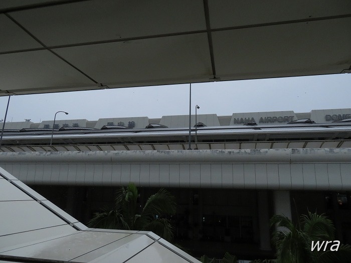 空港と駅を繋ぐデッキから那覇空港を眺めて