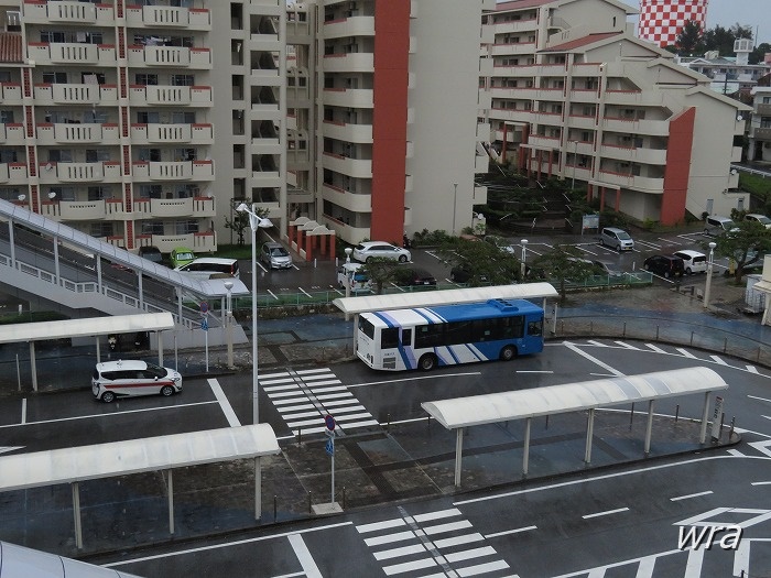 赤嶺駅ホームから沖縄バスを見下ろして