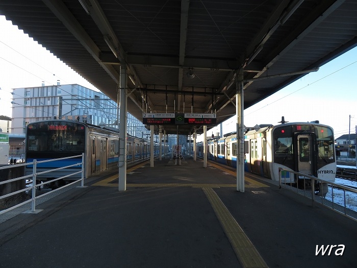 石巻駅に停車中の仙石線205系・HB-E210系